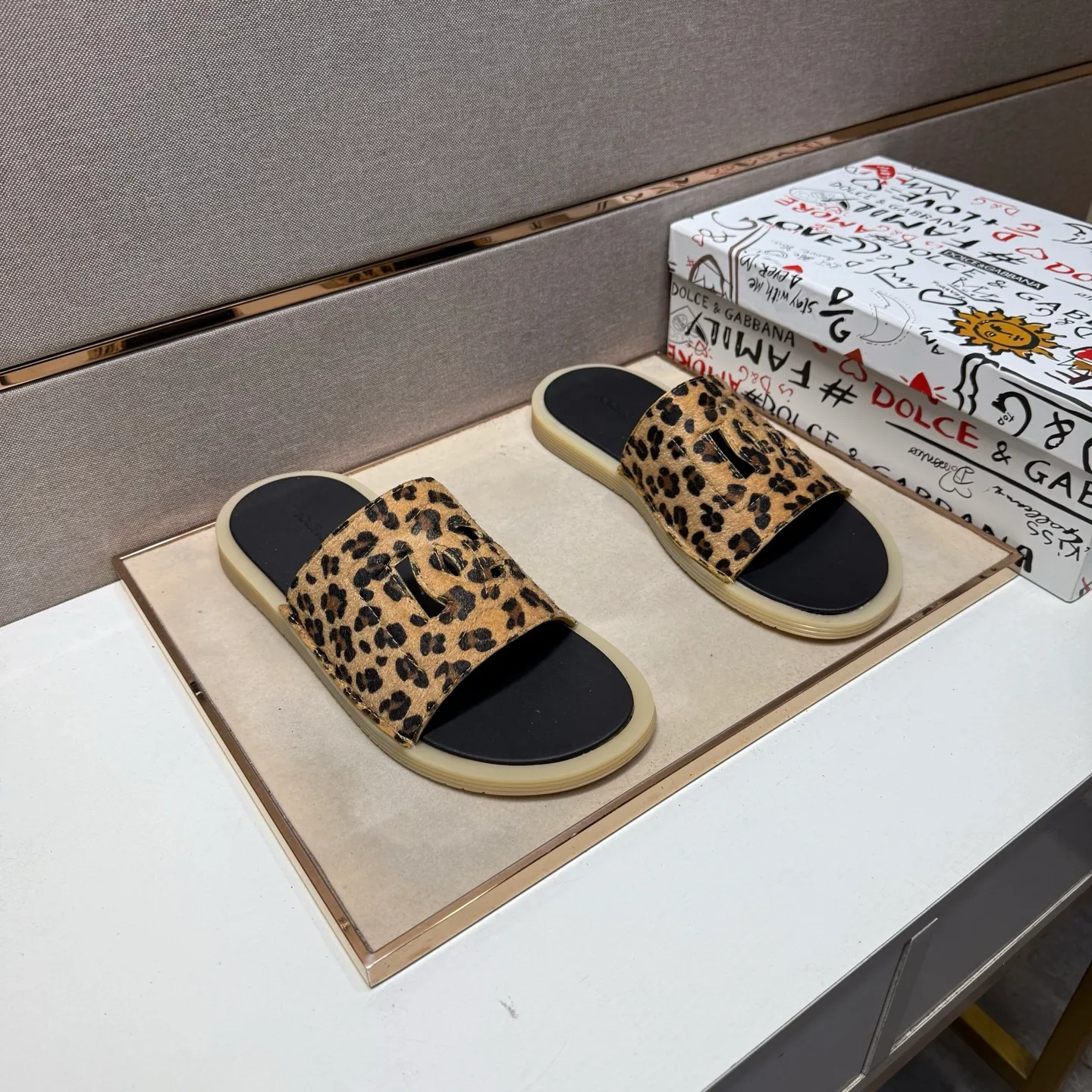 Men's men's shoes 💰pp280【DG～】Men's casual slippers 2025z cabinet sales simultaneously 🔶Size: 38-44 #️⃣ 🔷1 color🔜The upper is made of multi-material splicing ➕Genuine leather lining, comfortable and breathable, sole: original comfortable and wear-resistant outsole, ⚠️real thing📱photographed🎬real thing is better📢📢📢